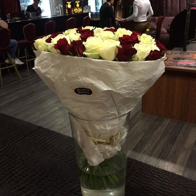 Букет из 51 розы (микс). Высота 70 см