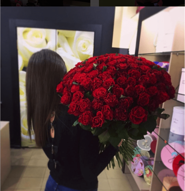 Роза Элторо (красная). Букет из 75 роз. Высота 50 см