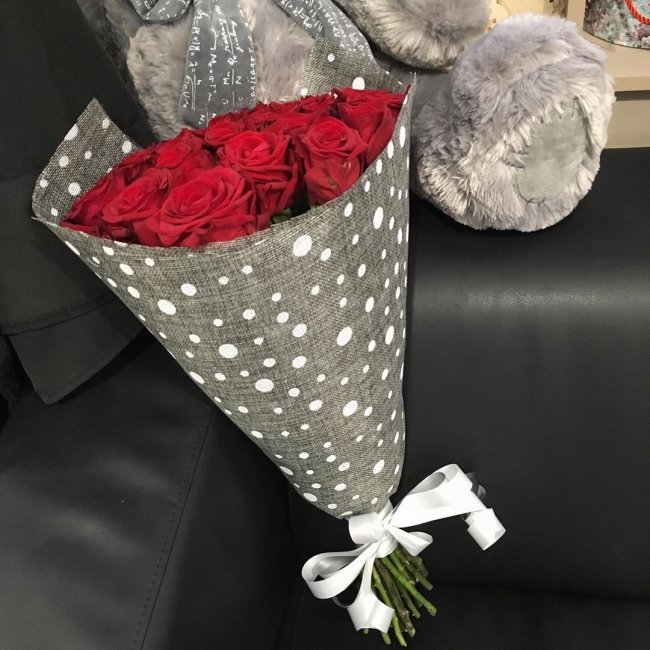 Роза Ред Наоми (красная). Букет из 25 роз. Высота 50 см