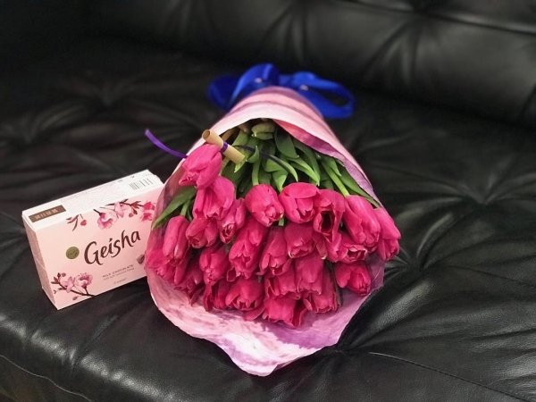 Букет из 35 тюльпанов. нежно-розовый