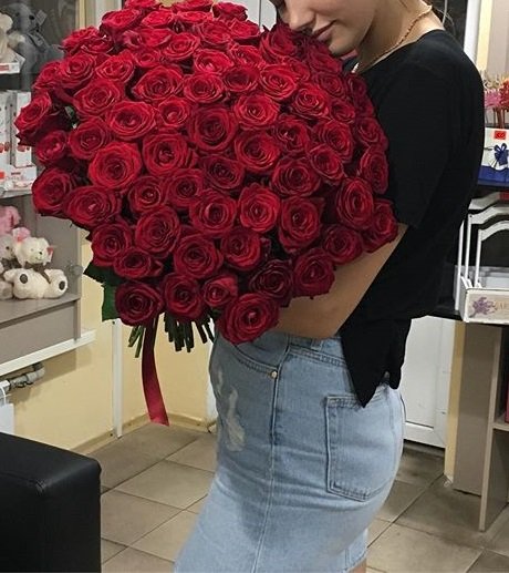 Роза Ред Наоми (красная). Букет из 75 роз. Высота 70 см