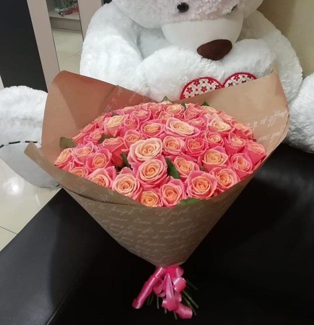 Роза Мисс Пигги (розово-желтая). Букет из 51 розы. Высота 60 см