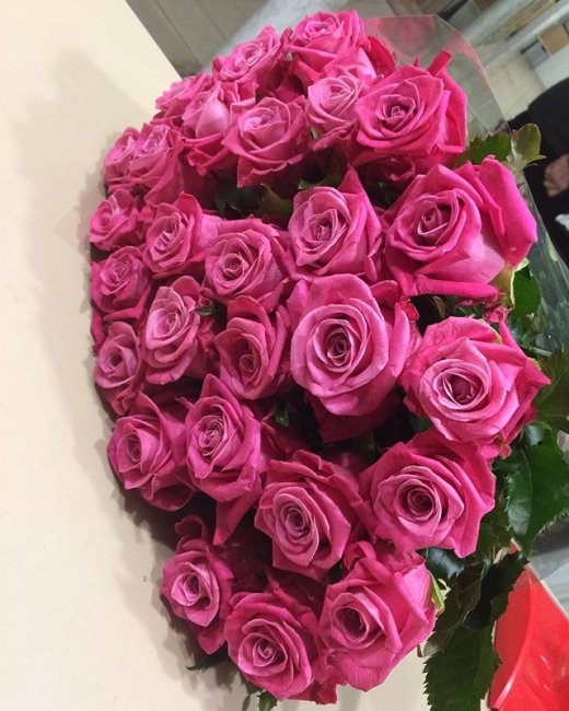 Роза Космик. Букет из 21 розы. Высота 40 см