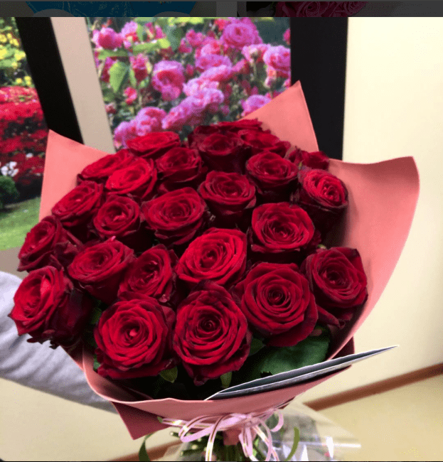 Роза Ред Наоми (красная). Букет из 25 роз. Высота 70 см