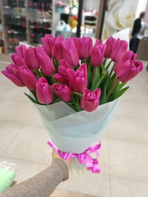 Букет из 35 тюльпанов. малиновый