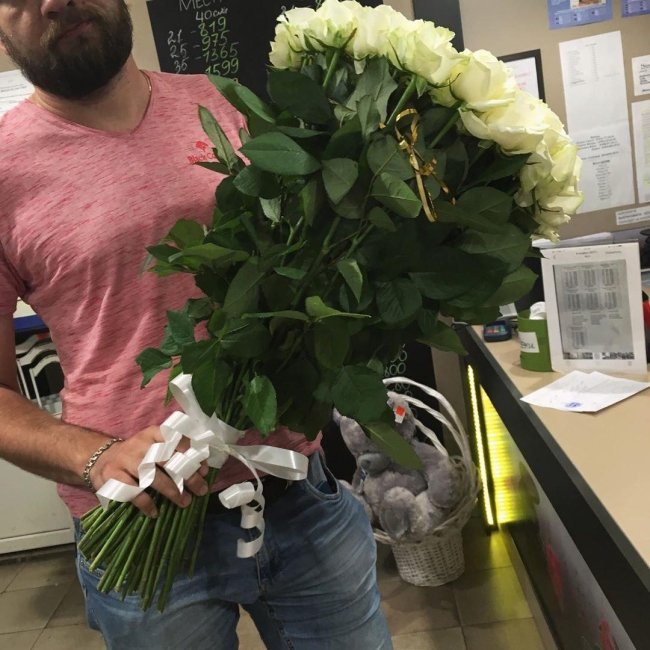 Роза Аваланж (белая). Букет из 75 роз. Высота 80 см