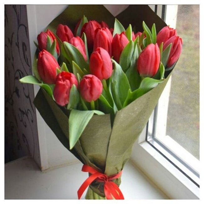Букет из 75 тюльпанов. красный