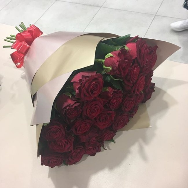 Роза Кон Аморе. Букет из 25 роз. Высота 40 см