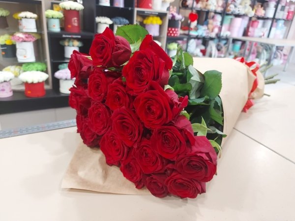 Роза Ред Наоми (красная). Букет из 21 розы. Высота 60 см