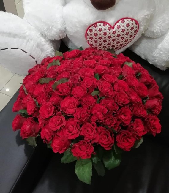 Роза Элторо (красная). Букет из 101 розы. Высота 50 см