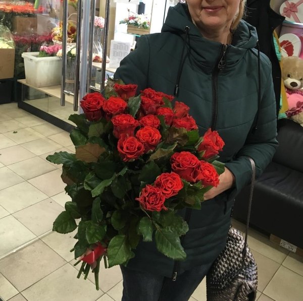 Роза Элторо (красная). Букет из 21 розы. Высота 60 см