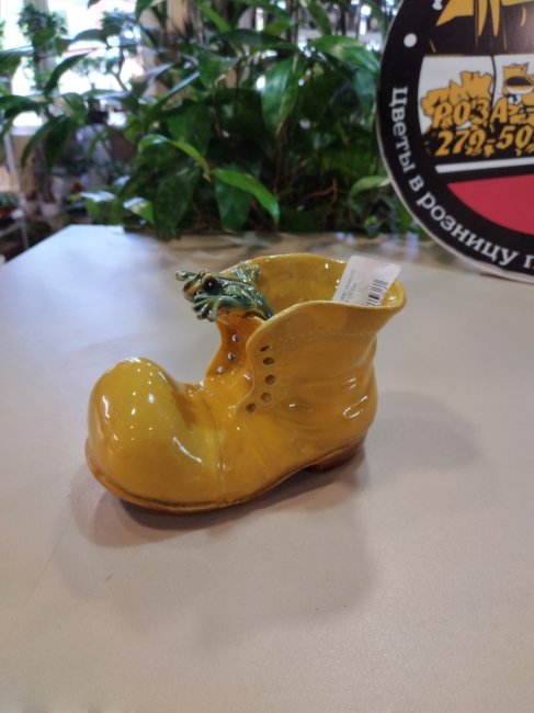 Вазоны. Вазон «Ботинок с лягушкой желтый» 8*13*10 см