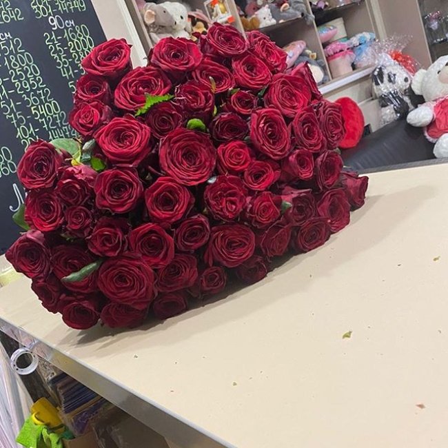 Роза Кон Аморе. Букет из 51 розы. Высота 50 см