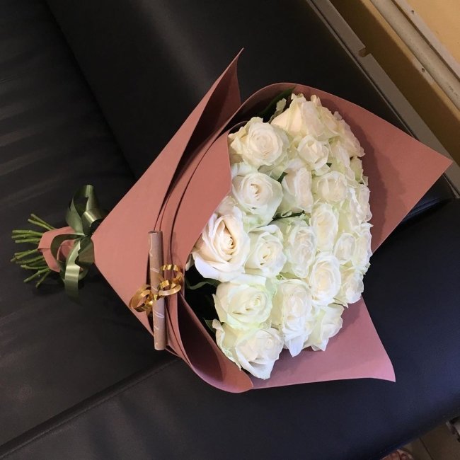 Роза Аваланж (белая). Букет из 25 роз. Высота 60 см